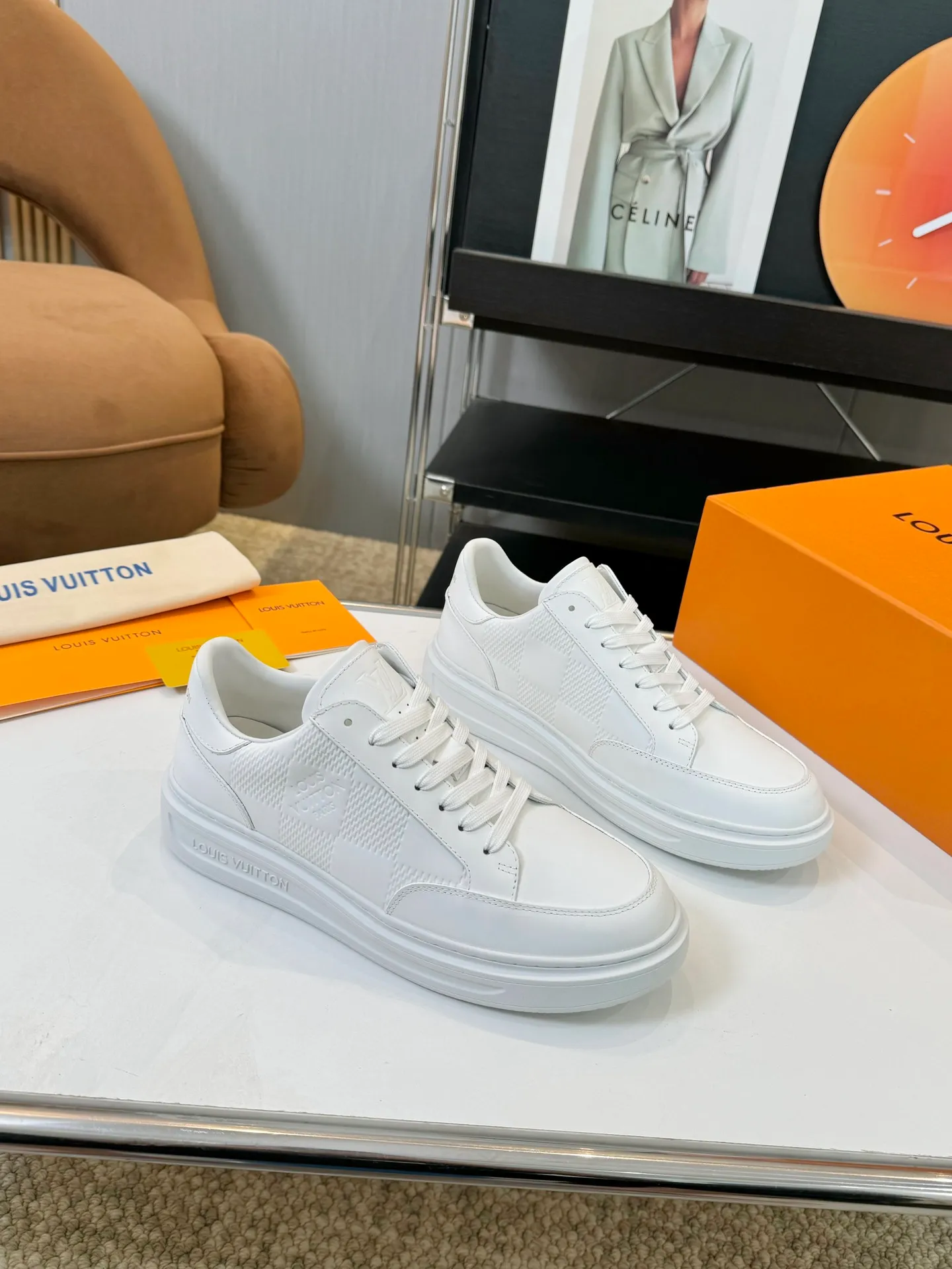 Men's Men's Shoes 💰620💰 LV [Beverly Hills Sports Shoes Series] This Beverly Hills sports shoes are made of grained cow leather with Damier pattern, echoing the current season's leather goods series. The thick rubber outsole is lightweight, and an embossed Louis Vuitton logo adds a branding touch. Padded insole and technical fabric lining enhance comfort.  Detailed Features ♛ Silk cowhide ➕ Tumbled cowhide ♛ Ultra-light rubber outsole ♛ Louis Vuitton logo on tongue and outsole ♛ Size: 38-46